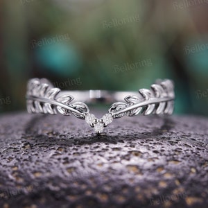 Anillo de bodas vintage curvo con diamantes y hojas de oro blanco, apilable, único y delicado, estilo art déco a juego, anillo de promesa para aniversario.