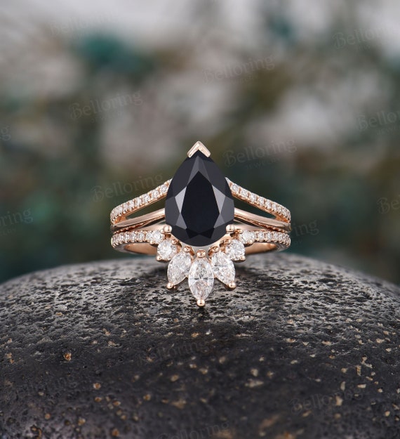 Sparklet - A lovely 1987 vintage Onyx and Diamond ring 🥰  https://www.sparklet.co.uk/collections/new-arrival/products/vintage -9ct-yellow-gold-onyx-diamond-heart-signet-ring-size-n1-2uk-7us | Facebook