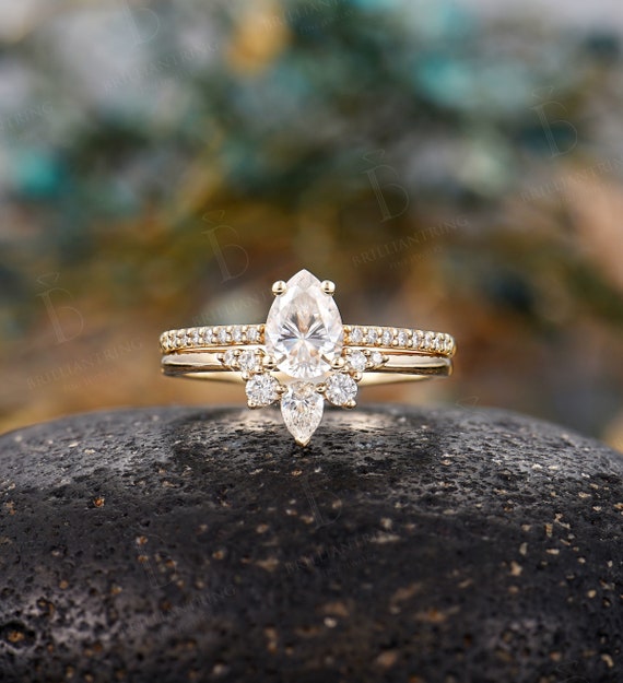 Solitaire Pear Moissanite Wedding Ring Set