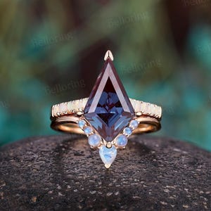 Vintage Kite Shaped Alexandrite Engagement Ring Set,Art Deco Opal Wedding Ring Set,Unique Bridal Set,Moonstone Stacking Curved Promise Ring
