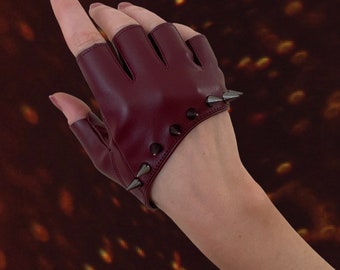 Merlot Gloves • Faux leather studded cropped driving gloves