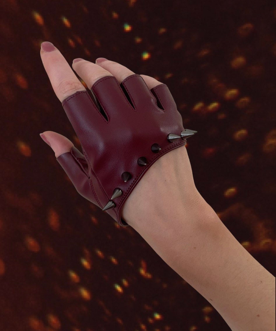 Merlot Gloves • Faux leather studded cropped driving gloves