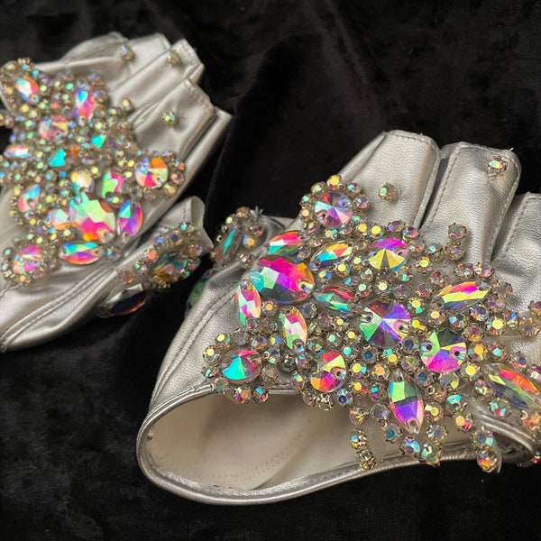 Crystal embellished cropped driving gloves • silver leather and rhinestones, fingerless