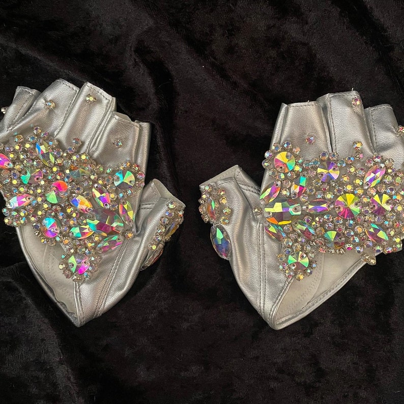 Crystal embellished cropped driving gloves silver leather and rhinestones, fingerless image 2