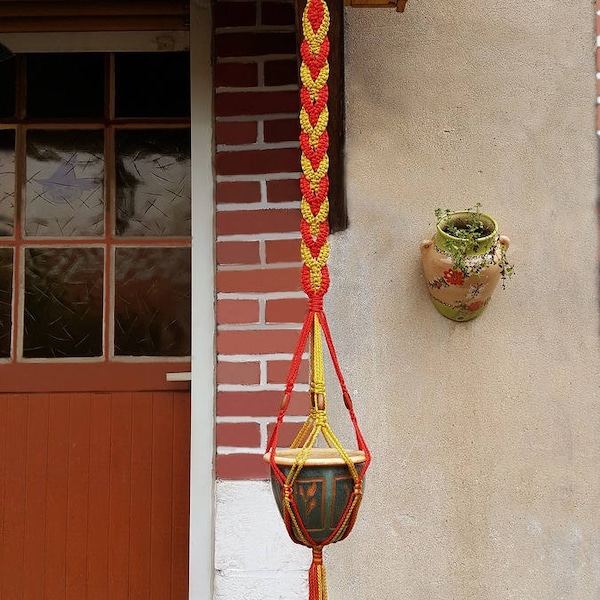 Tweekleurige vering in macrame "braid tekenreeks" rood en goud met Pearl in een kooi voor maximale diameter pot van 20 cm