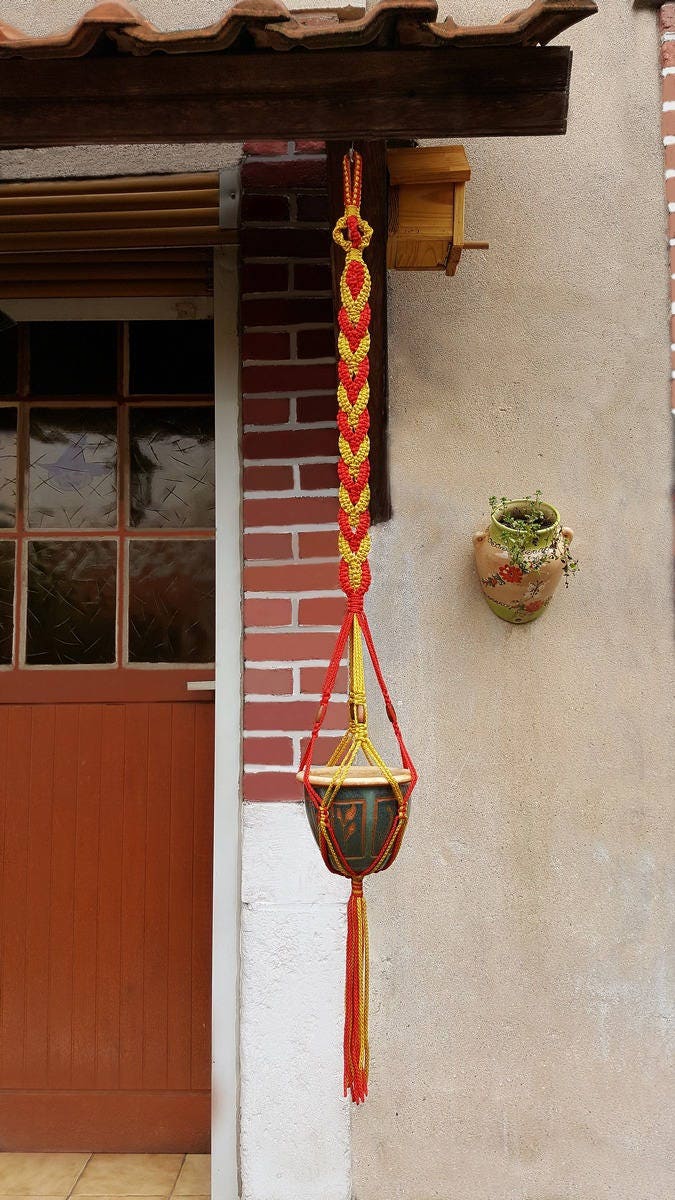 Suspension Bicolore en Macramé Tressage Chaîne Rouge et Or avec Perle Cage Pour Pot de 20 cm Diamètr