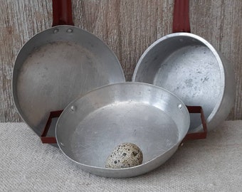 3 französische alte  Puppentöpfe etwa 30er Jahre / Miniatur  aus Alublech, altes Blechspielzeug / Kinderküche  - shabby