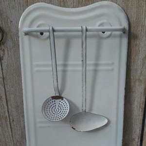 Vintage enameled ladle tray with drip tray * French spoon tray * + 2 ladles * Shabby kitchen * Brocante * Country house flair * farmhouse