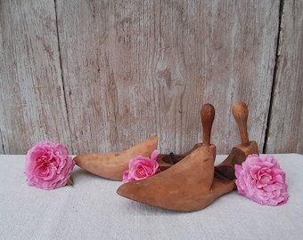 1 pair of old French shoe trees * shoe lasts * shabby chic vintage - brocante vintage - boho - deco * fancy prop