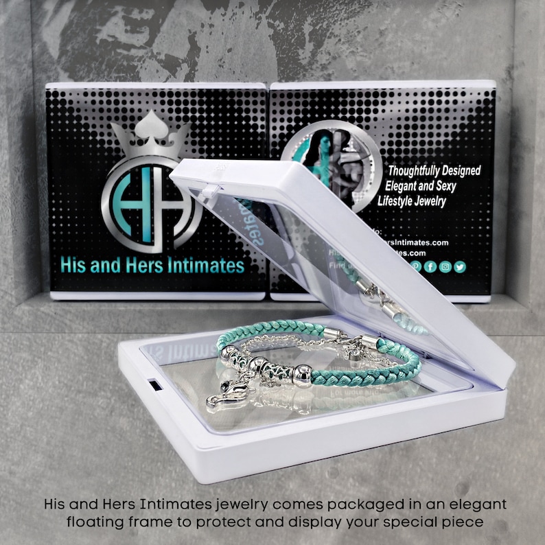 Puede incluir: Un brazalete trenzado azul turquesa con abalorios y cuentas plateadas se muestra en un marco flotante blanco. El marco tiene un fondo blanco y negro con el texto "His and Hers Intimates" y "Thoughtfully Designed Elegant and Sexy Lifestyle Jewelry".