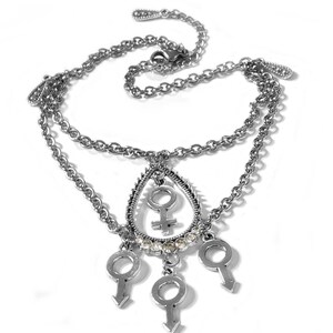 Puede incluir: Un tobillo de cadena de plata con un colgante en forma de l&aacute;grima que presenta un s&iacute;mbolo femenino y diamantes de imitaci&oacute;n. Tres encantos m&aacute;s peque&ntilde;os con s&iacute;mbolos masculinos cuelgan del colgante.