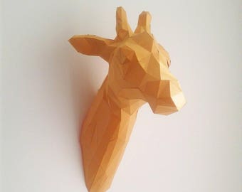 Trophée tête de girafe géométrique en papier