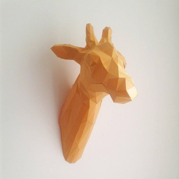 Trophée tête de girafe géométrique en papier