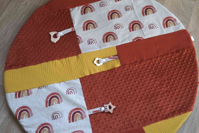 mustard and beige tones Round sensory awakening mat for baby in terracotta