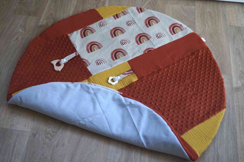 mustard and beige tones Round sensory awakening mat for baby in terracotta