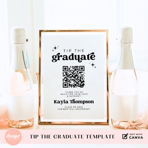 Op de afbeelding: Een gouden lijst met een witte achtergrond en zwarte tekst die "Tip the graduate" luidt. Het bord bevat ook een QR-code en de tekst "Thank you so much for your love & support! Kayla Thompson Class of 2024 Cariboo Hill Secondary".