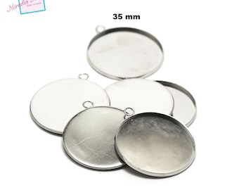 Puede incluir: Cinco bandejas de metal plateadas para colgantes, cada una con forma redonda y un bucle en la parte superior para colgar. Las bandejas tienen un diámetro de 35 mm.