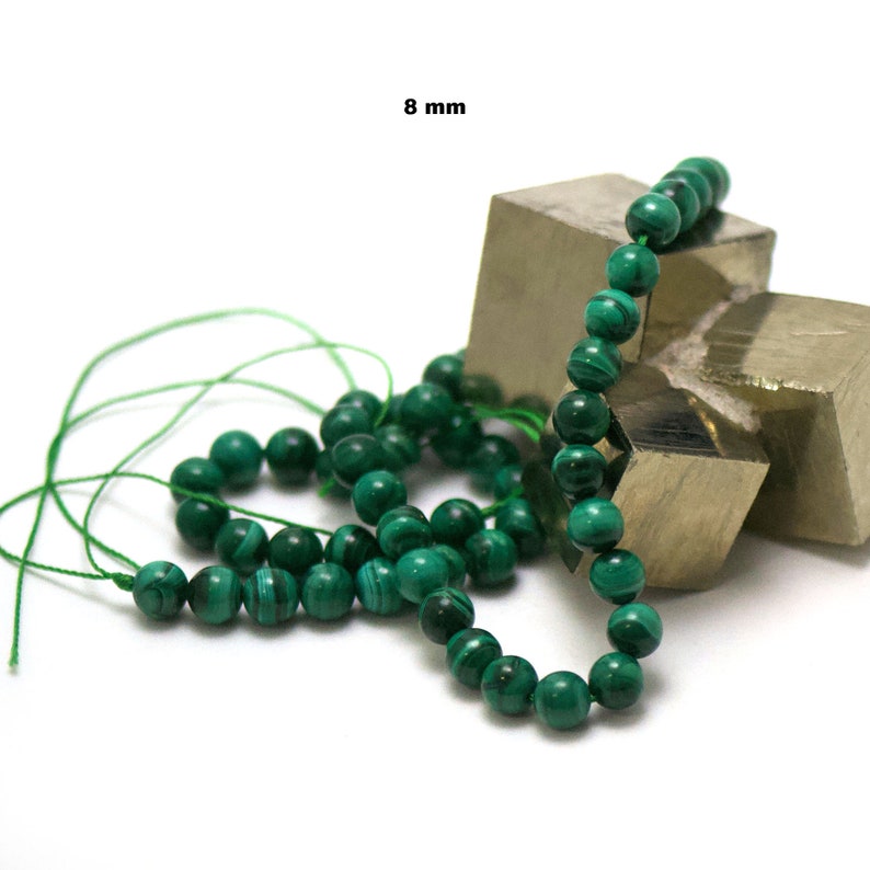 39 cm thread of malachite round beads in 468 mm natural stone