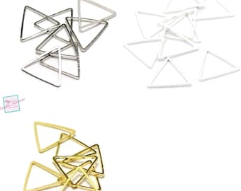 Puede incluir: Un conjunto de anillos de metal en forma de triángulo, en plata y oro. Los anillos miden aproximadamente 2,5 cm de diámetro y son ideales para la elaboración de joyas o manualidades.