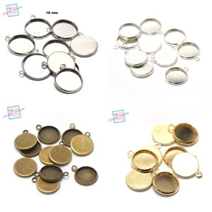 Op de afbeelding: Assortiment van ronde metalen bezel-instellingen van 16 mm met een lus om op te hangen. De bezels zijn verkrijgbaar in zilver, goud en antiek messing.