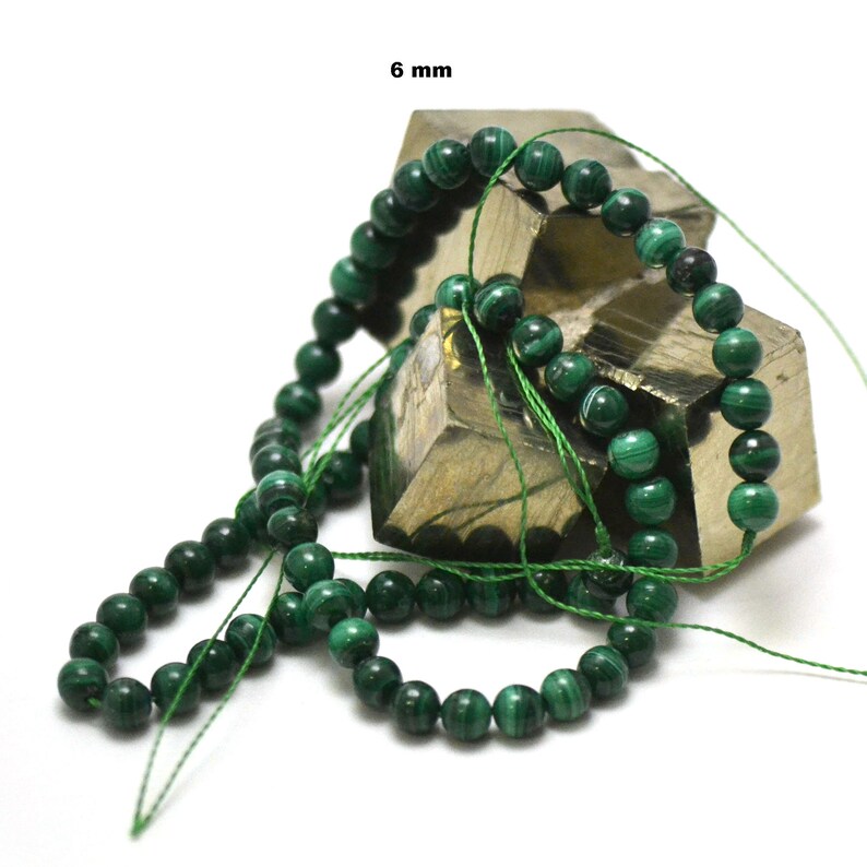 39 cm thread of malachite round beads in 468 mm natural stone