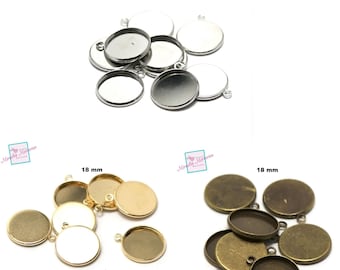 Puede incluir: Surtido de bandejas redondas de metal para colgantes de 18 mm en plata, oro y bronce. Las bandejas tienen un acabado liso y brillante y son perfectas para crear joyas personalizadas.