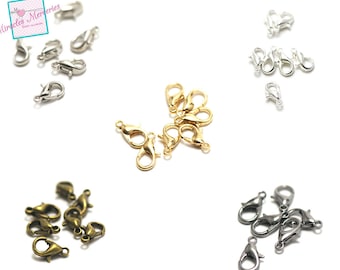 Puede incluir: Surtido de cierres de langosta de metal plateado, dorado y negro. Estos cierres se utilizan comúnmente para la fabricación de joyas y la artesanía.