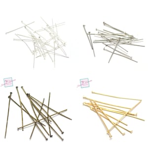 Peut inclure: Assortiment de broches à tête en quatre couleurs : argent, or, laiton antique et transparent. Les broches à tête sont disposées en quatre piles sur un fond blanc.