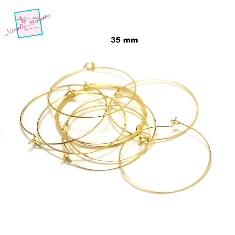 Pu&ograve; includere: Un mucchio di orecchini a cerchio dorati da 35 mm.