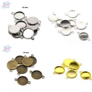 Op de afbeelding: Een set van 12 mm ronde metalen bezel settings met drie lussen. De bezels zijn verkrijgbaar in zilver, goud en antiek brons.
