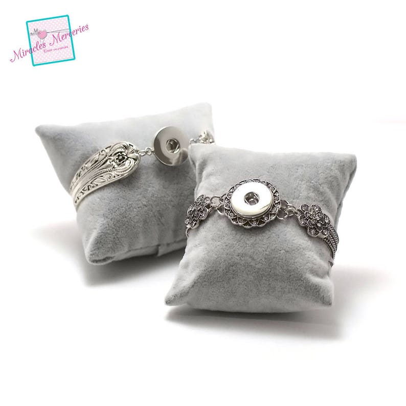 1 présentoir ou coussin porte bijoux pour bracelet coussin, coloris au choix gris en velours