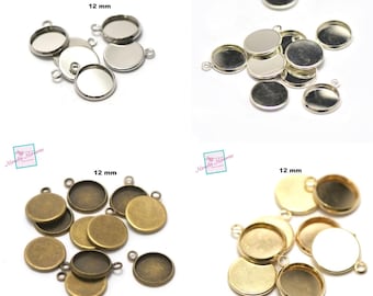 Puede incluir: Un conjunto de bandejas redondas para colgantes de 12 mm con un bucle de anilla. Las bandejas están disponibles en acabados plateado, bronce y dorado.