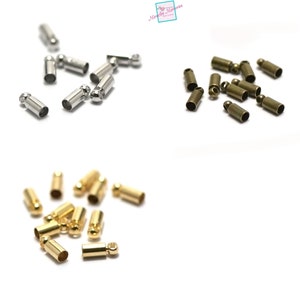 Op de afbeelding: Assortiment van metalen eindkappen voor het maken van sieraden. De eindkappen zijn verkrijgbaar in zilver, goud en brons.