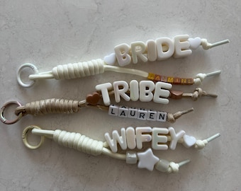 Individuell gestaltete Schlüsselanhänger für Bräute | Personalisierte Gastgeschenke für Hochzeiten und Junggesellinnenabschiede