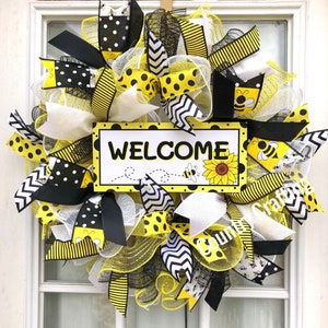 Welcome bumble bee wreath