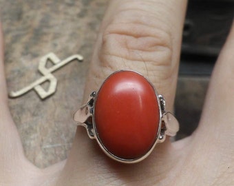 925/1000 silver ring with natural red coral