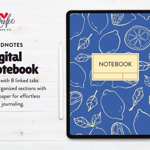 Puede incluir: Un cuaderno digital en una tableta con un fondo azul con un patrón de limones. El cuaderno tiene la palabra "NOTEBOOK" en la portada. También se ve el texto "GOODNOTES Digital Notebook", junto con una descripción de las características del cuaderno.