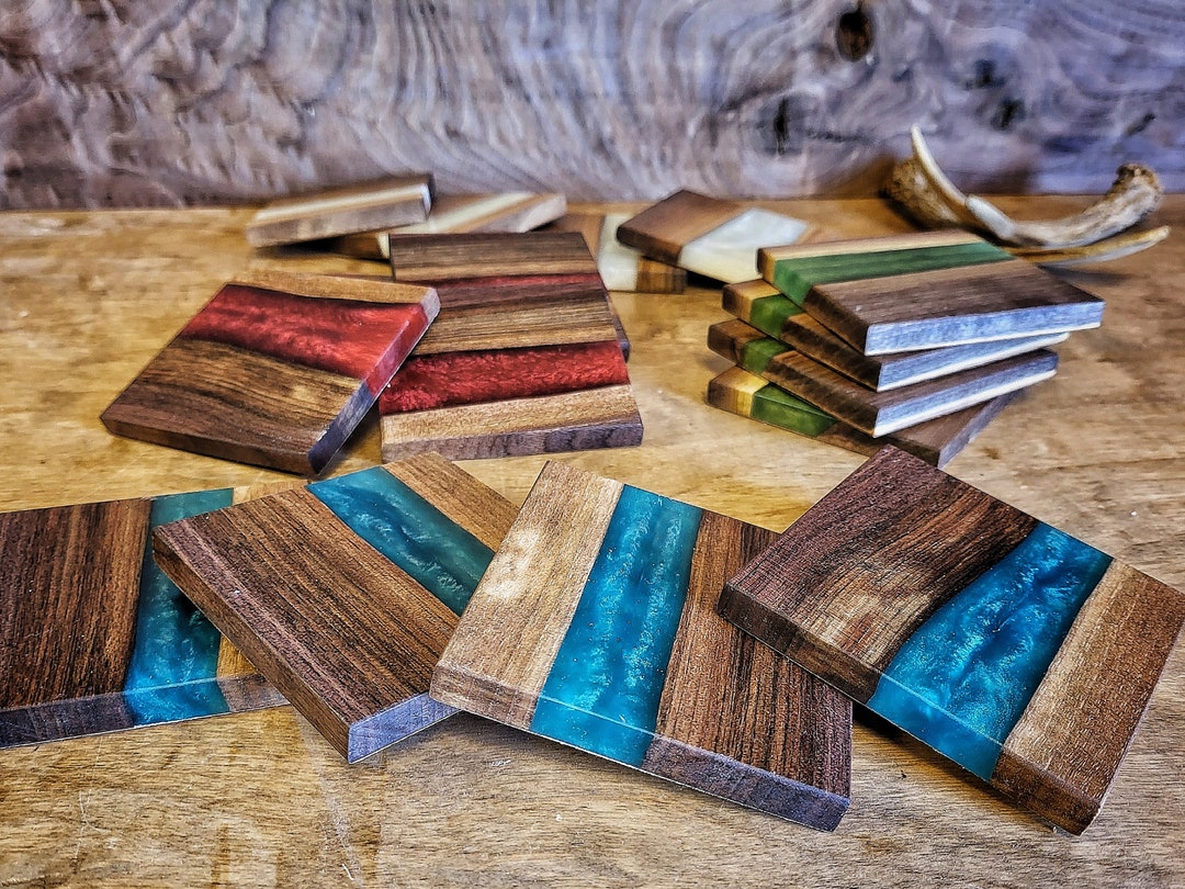 彫刻WOODREX 木製 Address Book 記念品5－2 Handcrafted Walnut Wood River Coasters: Live Edge Epoxy Resin, Set