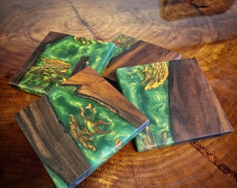 Handgefertigte Schwarznuss-Untersetzer: Waldgrünes Epoxidharz, Tannenzapfen-Set