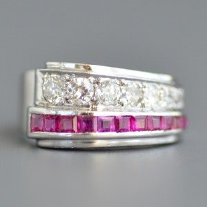 Peut inclure: Une bague en argent avec une rangée de petits diamants ronds et une rangée de rubis carrés.