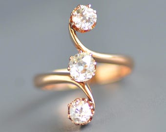 SALE - Antique Victorian period 1.00 ctw old mine cut diamond 3-stone ring in 18k gold