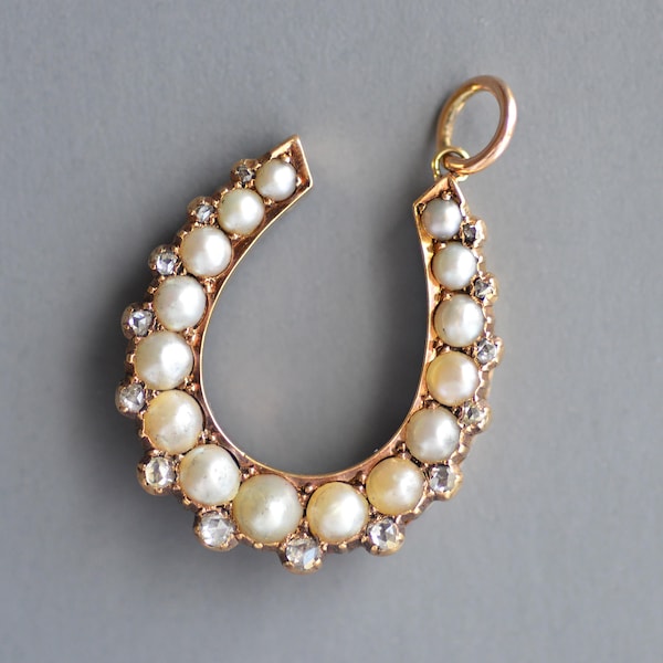 Colgante antiguo de herradura de la buena suerte de la época victoriana con perla y diamante de talla rosa en oro de 14 k.