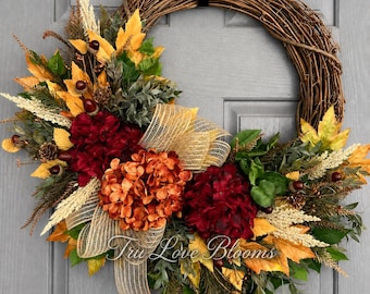 Corona de otoño para la puerta principal, corona de hortensias burdeos y naranja, corona de vid de otoño, decoración rústica para la puerta de Acción de Gracias.