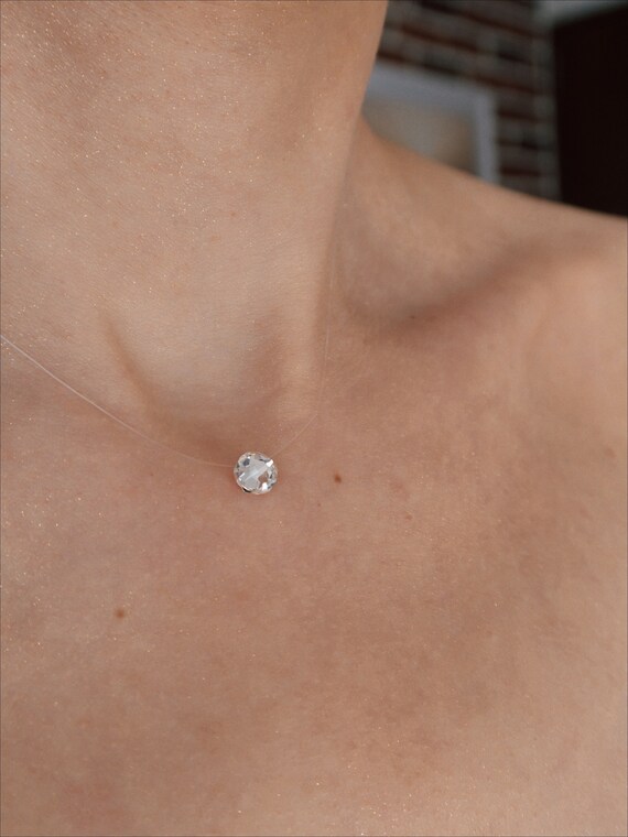 Collier en fil de fer transparent avec cristaux Swarovski taillés