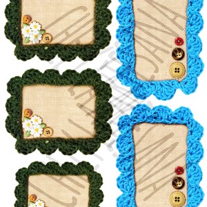 Op de afbeelding: Een verzameling handgemaakte gehaakte frames in groen en blauw. De groene frames hebben witte madeliefjesaccenten en houten knopen. De blauwe frames hebben rode en bruine knopen. Elk frame heeft een achtergrond van burlap.
