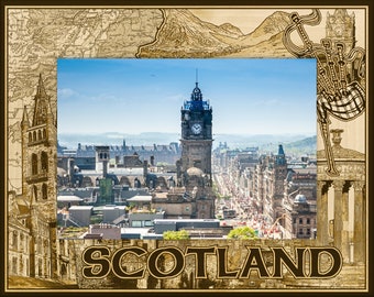 Puede incluir: Una postal de estilo vintage con una vista de Edimburgo, Escocia. La postal tiene un borde marrón con un mapa de Escocia y un diseño de gaita. La imagen principal muestra una ciudad con una alta torre del reloj en el centro.