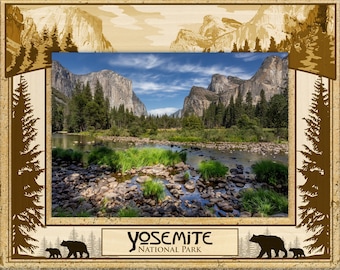 Könnte beinhalten: Ein gerahmtes Foto einer malerischen Aussicht auf den Yosemite-Nationalpark. Das Foto zeigt einen Fluss, der durch ein Tal fließt, mit hoch aufragenden Klippen im Hintergrund. Der Rahmen ist aus Holz und hat eine braune Oberfläche. Der Text "Yosemite National Park" ist unten auf dem Rahmen aufgedruckt.