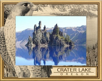 Könnte beinhalten: Ein gerahmtes Foto vom Crater Lake in Oregon. Der See ist tiefblau und von Bergen umgeben. Eine felsige Insel mit hohen, zerklüfteten Gipfeln ragt aus der Mitte des Sees. Das Bild ist in einem braunen Holzrahmen mit goldener Verzierung gerahmt. Der Text "CRATER LAKE OREGON" ist unter dem Bild gedruckt.