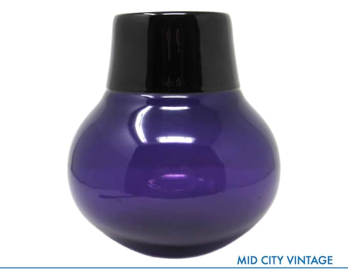 An Elegant Steven Correia Hand-Blown Art Glass Vase in Purple and Black - Signed by Artist - 2001