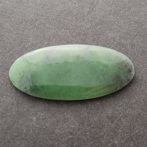 Cabujón de jade de Wyoming verde manzana, cabujón de diseño, tallado a mano, forma ovalada